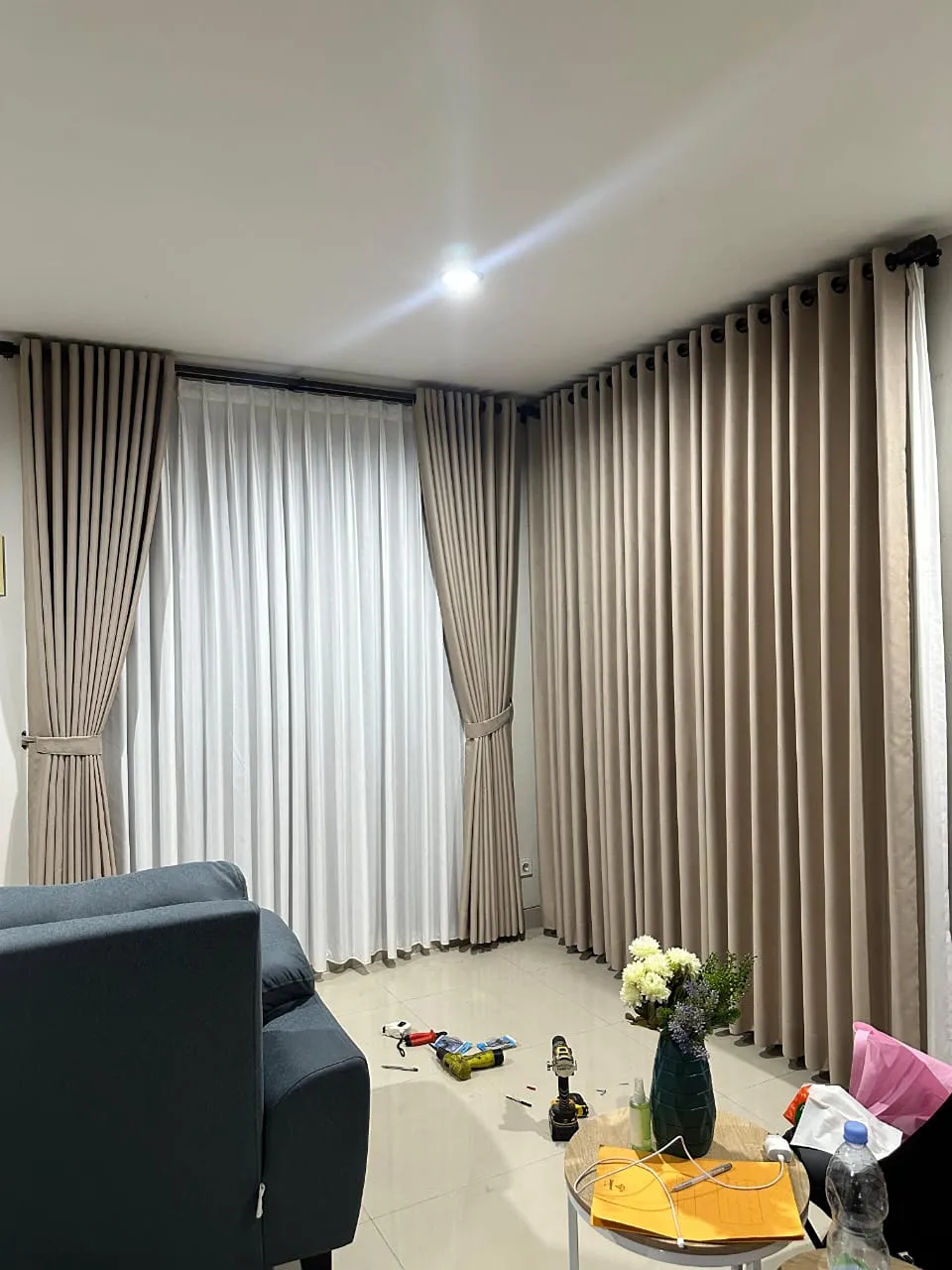 Pemasangan gorden kain blackout elegan bertingkat di ruang keluarga