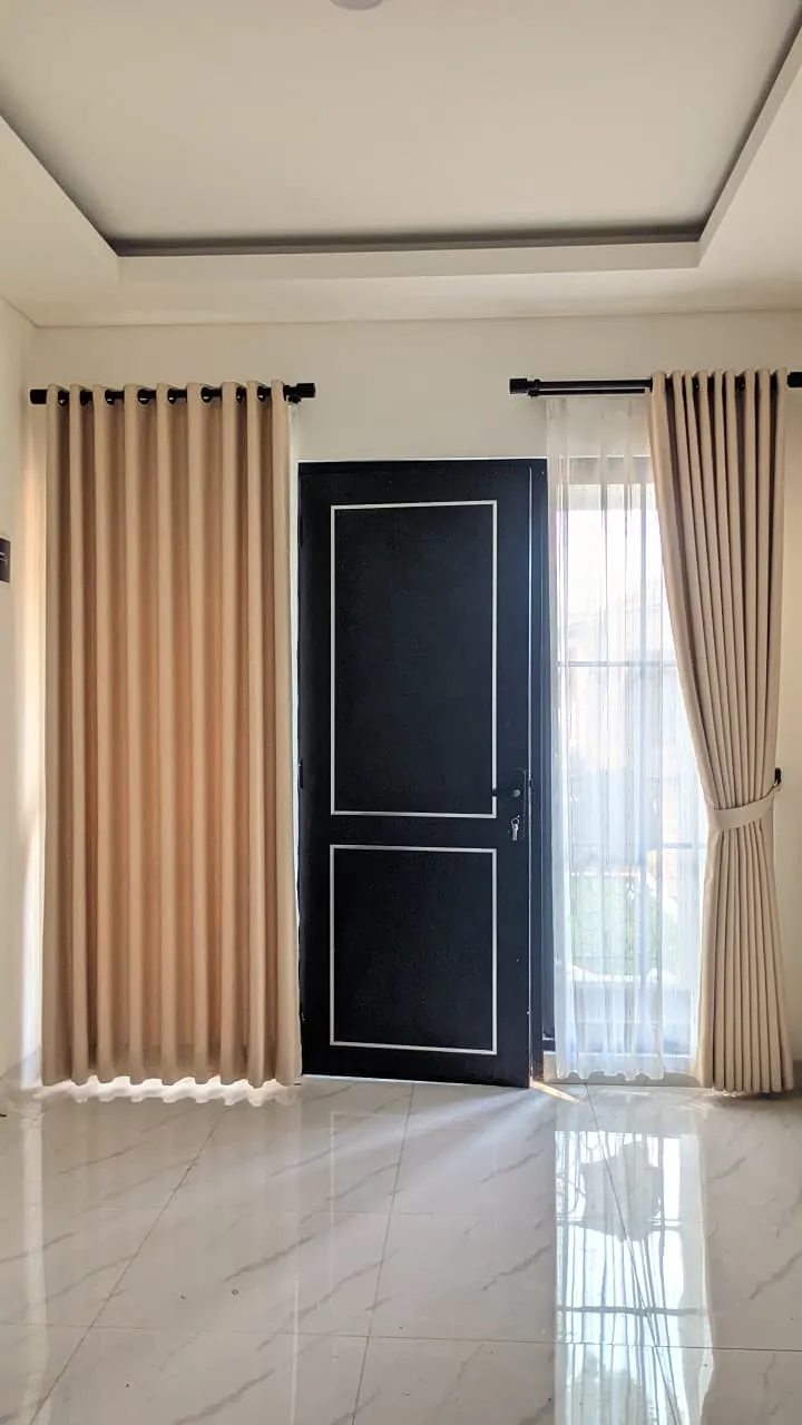 Pemasangan gorden kain blackout elegan bertingkat di ruang keluarga