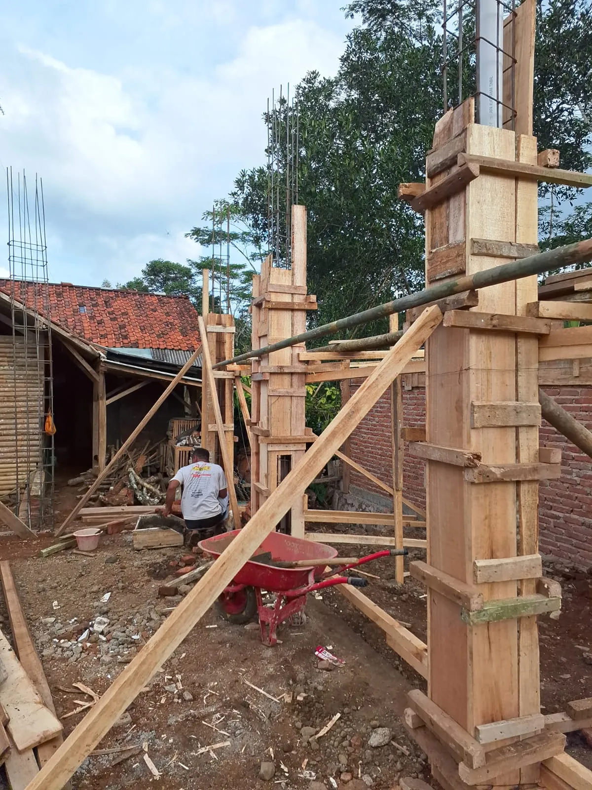 Bekisting kolom dari kayu pada pekerjaan struktur bangunan