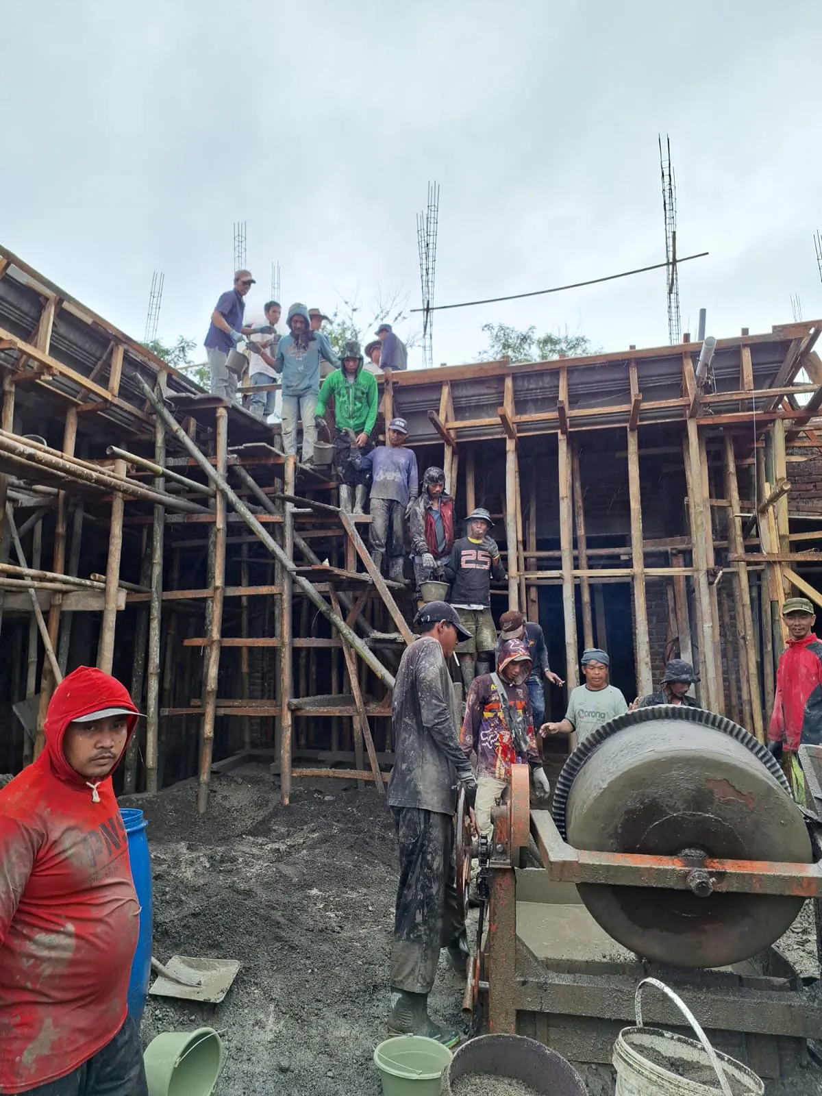 Tim pekerja melakukan pengecoran menggunakan mesin molen