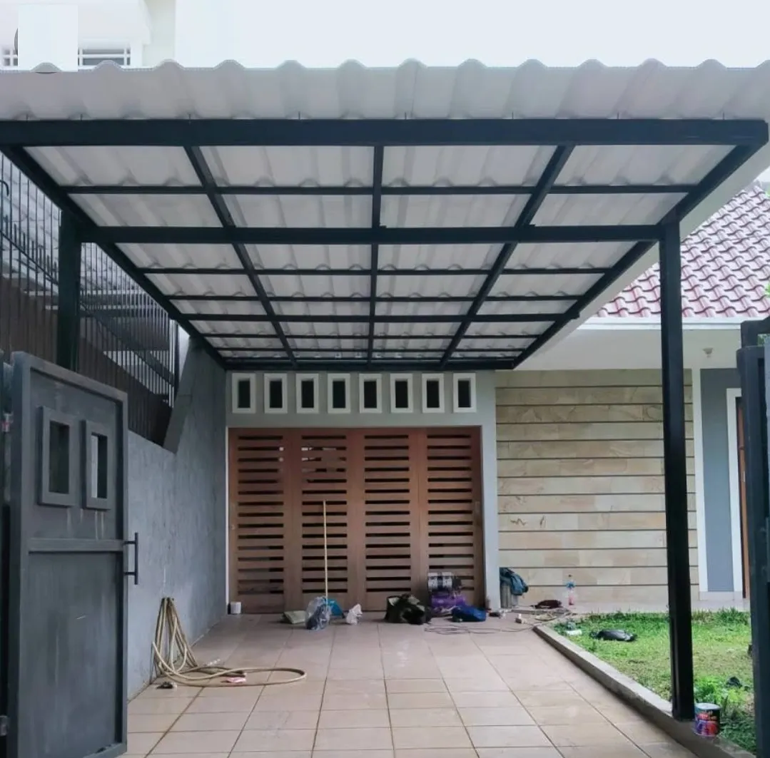Rangka atap baja ringan yang sedang dipasang di antara genteng