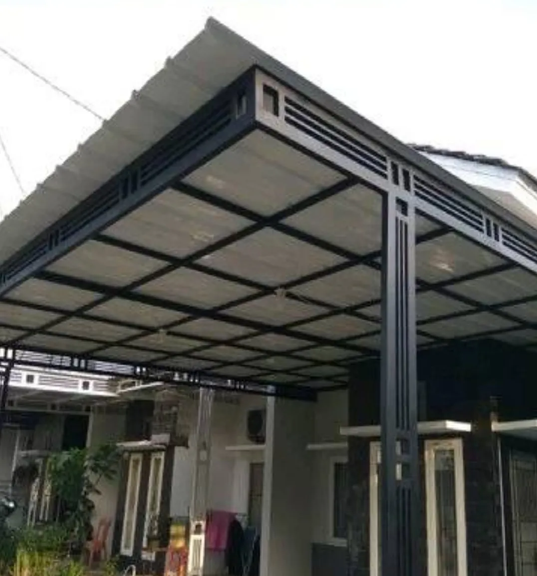 Penutup atap genteng metal terpasang di atas rangka baja ringan