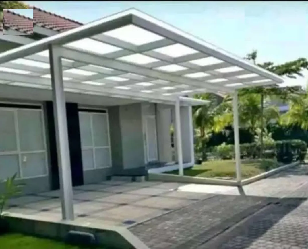 Penutup atap genteng metal terpasang di atas rangka baja ringan